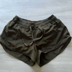 Lululemon 2.5 low rise HOTTY HOT SHORTS